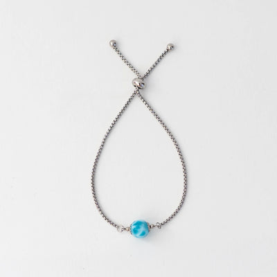 Bracelet en acier inoxydable 316L argenté avec sa perle de larimar origine République Dominicaines. Bracelet coulissant réglable, convient à plusieurs tailles de poignets.