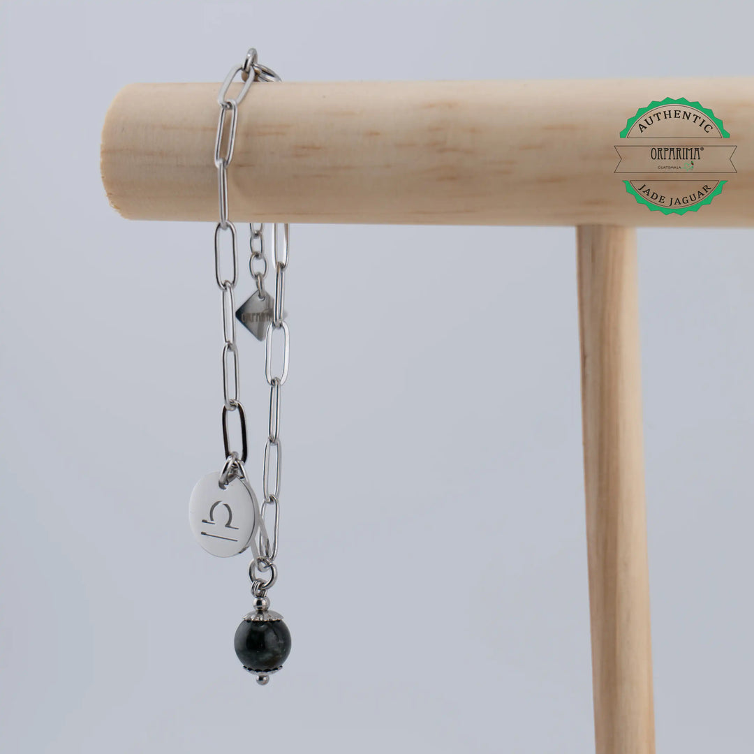 Bracelet à la maille large en acier inoxydable argenté avec sa perle de Jade Jaguar Maya du Guatemala et un signe astrologique personnalisable. Résistant à l&
