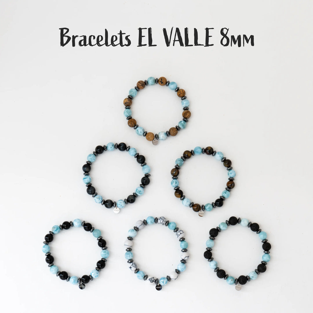 Six bracelet faits à la main en République Dominicaine. Bracelets élastique ajustable à la taille du poignet, avec au choix de la Howlite, de l'obsidienne, de la pierre de lave, du jaspe paysage, de l’œil de faucon ou de l’œil du tigre. Chacun des bracelets comportent la moitié de ses perles en Larimar.