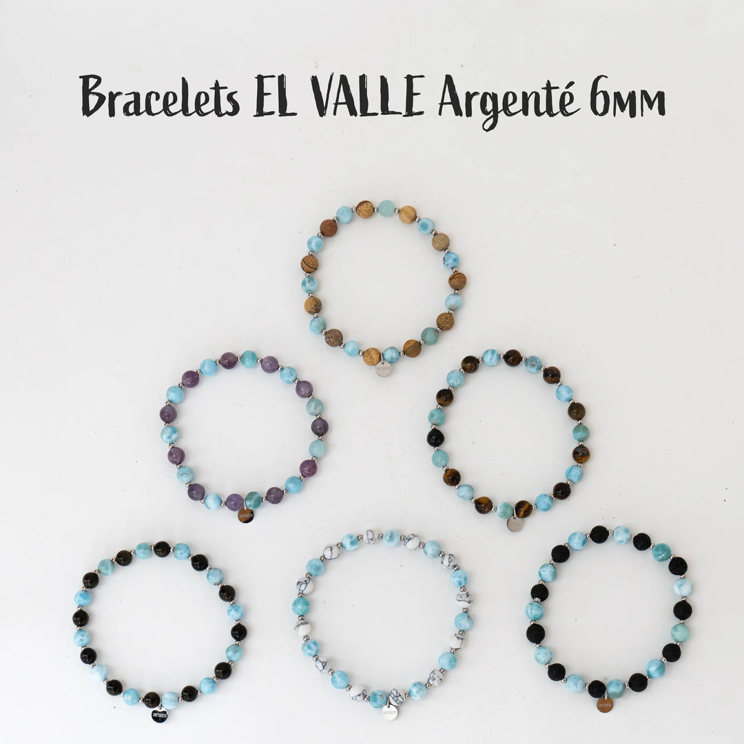 Collection de bracelets avec des perles de 6mm, avec sur chacun des perles de Larimar en association avec d'autres pierres naturelles comme la howlite, la jaspe paysage, l'obsidienne, la pierre de lave, l’œil du tigre ou l'améthyste. Chaque bracelet est fait à la main en République Dominicaine.
