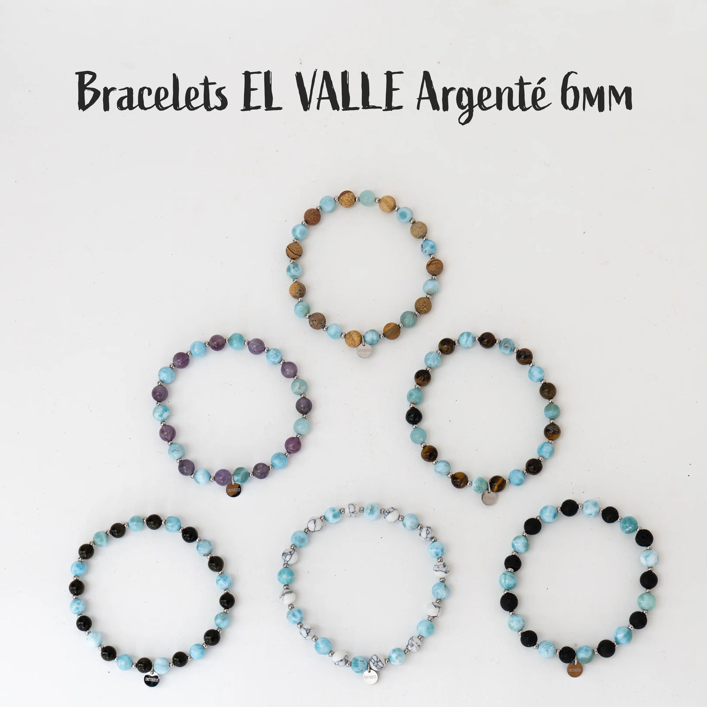 Collection de bracelets avec des perles de 6mm, avec sur chacun des perles de Larimar en association avec d'autres pierres naturelles comme la howlite, la jaspe paysage, l'obsidienne, la pierre de lave, l’œil du tigre ou l'améthyste. Chaque bracelet est fait à la main en République Dominicaine.