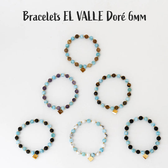 La collection complète avec 6 bracelets différents en perles de 6mm vues de dessus et posées sur fond blanc. Ces bracelets ont tous des perles de Larimar en association avec au choix de l&