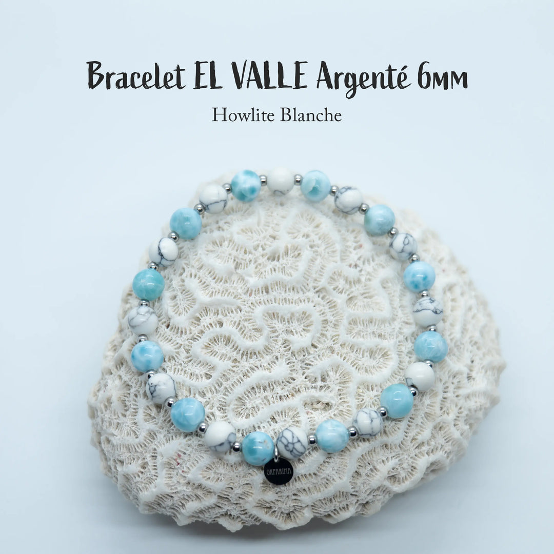 Bracelet avec des perles de 6mm montées sur un fil élastique. Une alternance de pierre naturelle de howlite et de perles de Larimar séparées par des petites perles en acier inoxydable argentées. Bijou unique fait à la main.