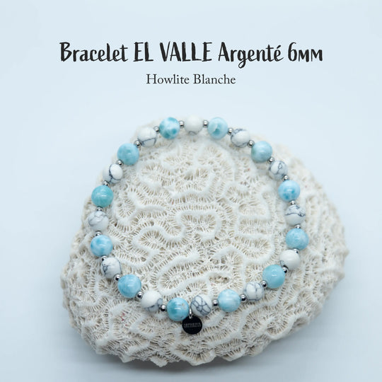 Bracelet avec des perles de 6mm montées sur un fil élastique. Une alternance de pierre naturelle de howlite et de perles de Larimar séparées par des petites perles en acier inoxydable argentées. Bijou unique fait à la main.