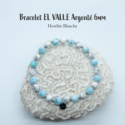 Bracelet avec des perles de 6mm montées sur un fil élastique. Une alternance de pierre naturelle de howlite et de perles de Larimar séparées par des petites perles en acier inoxydable argentées. Bijou unique fait à la main.