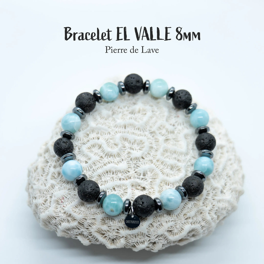 Bracelet avec des perles de pierre de lave et de Larimar de République Dominicaine. Chaque perle est séparée avec un intercalaire en hématite. Bijou ajustable à la taille du poignet.