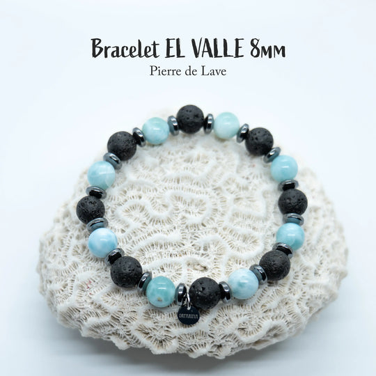 Bracelet avec des perles de pierre de lave et de Larimar de République Dominicaine. Chaque perle est séparée avec un intercalaire en hématite. Bijou ajustable à la taille du poignet.
