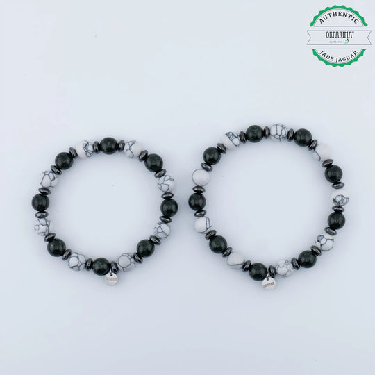 Deux bracelets en fil élastique avec des perles de 8mm en Jade Jaguar Maya vertes foncées et en Howlite blanche. Bijou fait artisanalement disponibles en différentes tailles.