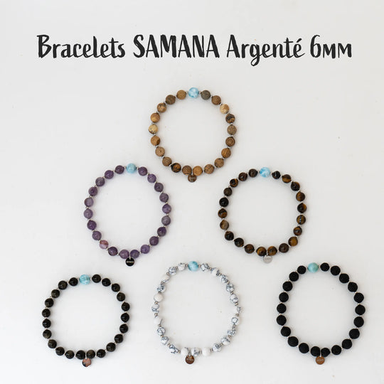 Six bracelets en perles de 6mm exposés sur fond blanc avec chacun une perle de Larimar de République Dominicaine. Ces bracelets sont fait en fil élastique adaptable à différentes tailles de poignets. En plus d&