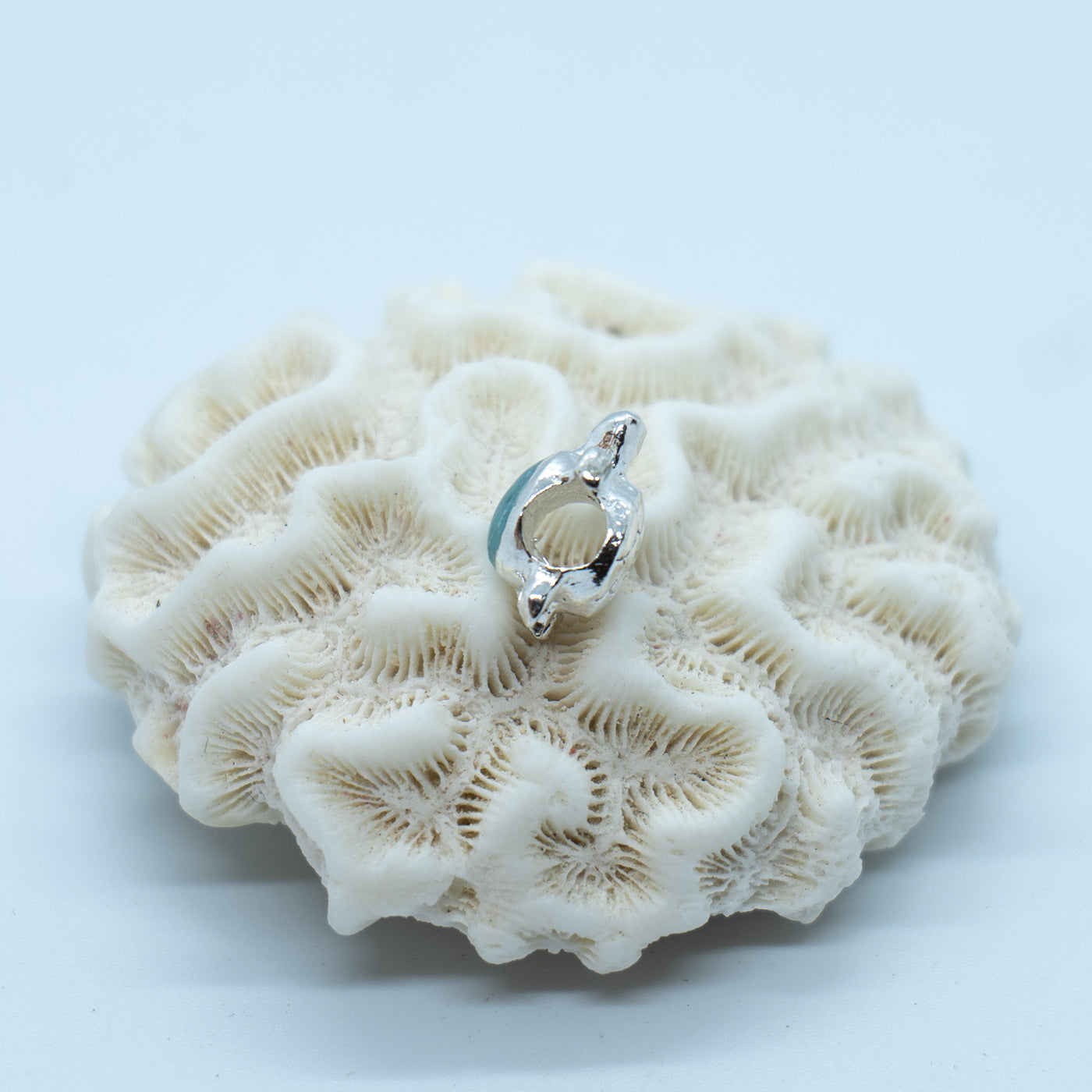 Charme tortue pour bracelet de type Pandora avec une véritable pierre de Larimar de République Dominicaine.