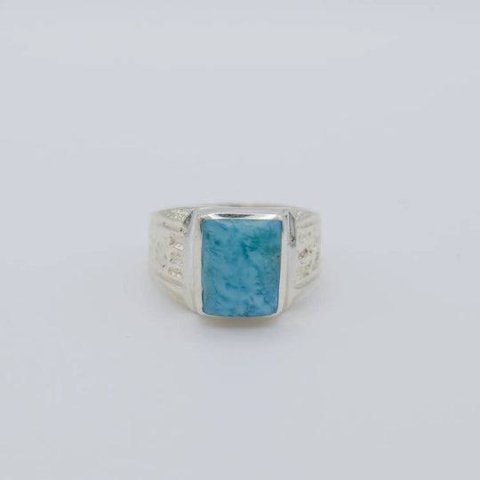 Magnifique chevalière en argent 925 avec une pierre naturelle de Larimar de forme rectangulaire.
