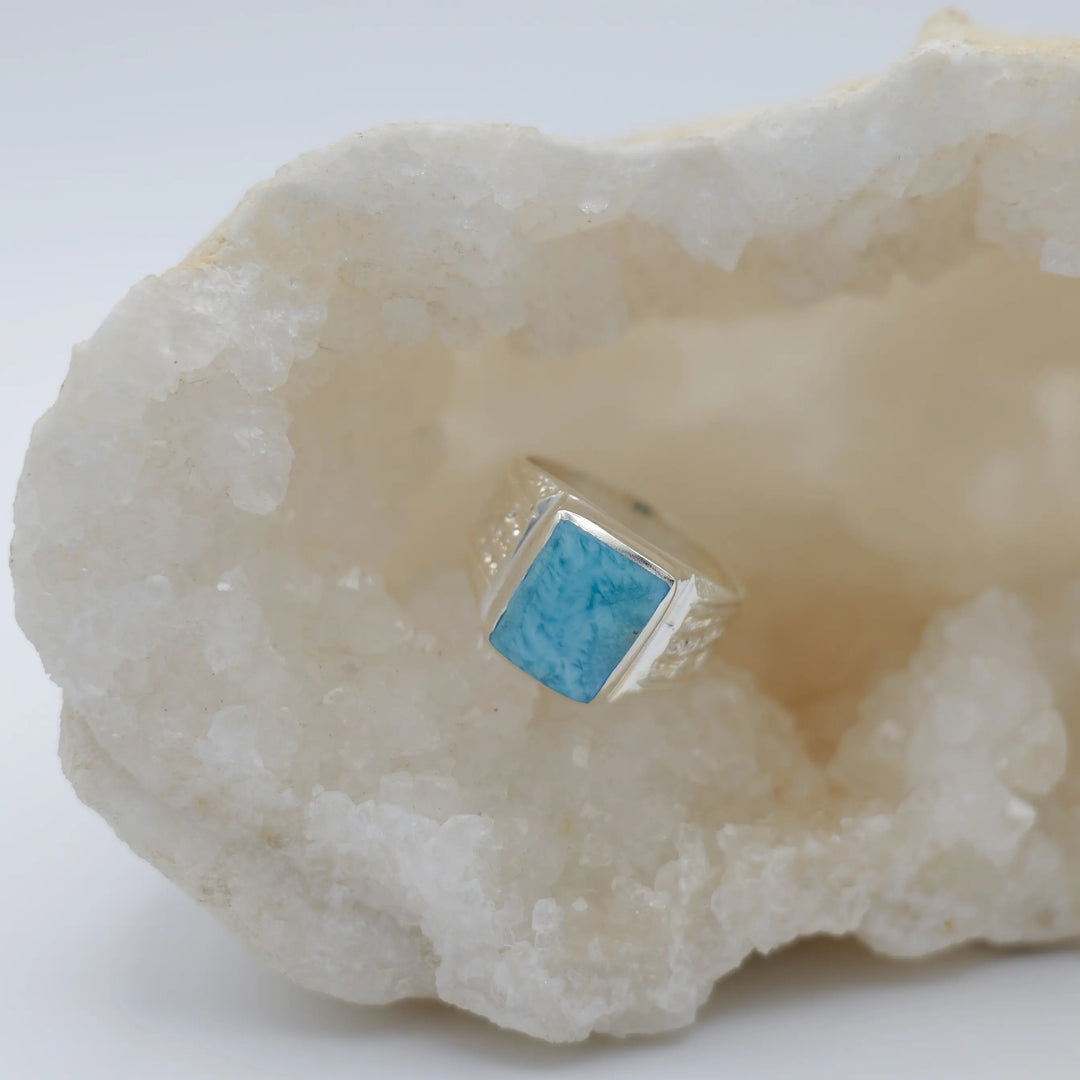 Magnifique cabochon en Larimar de République Dominicaine taillé artisanalement et monté sur une chevalière en argent 925.