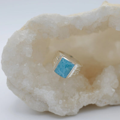 Magnifique cabochon en Larimar de République Dominicaine taillé artisanalement et monté sur une chevalière en argent 925.