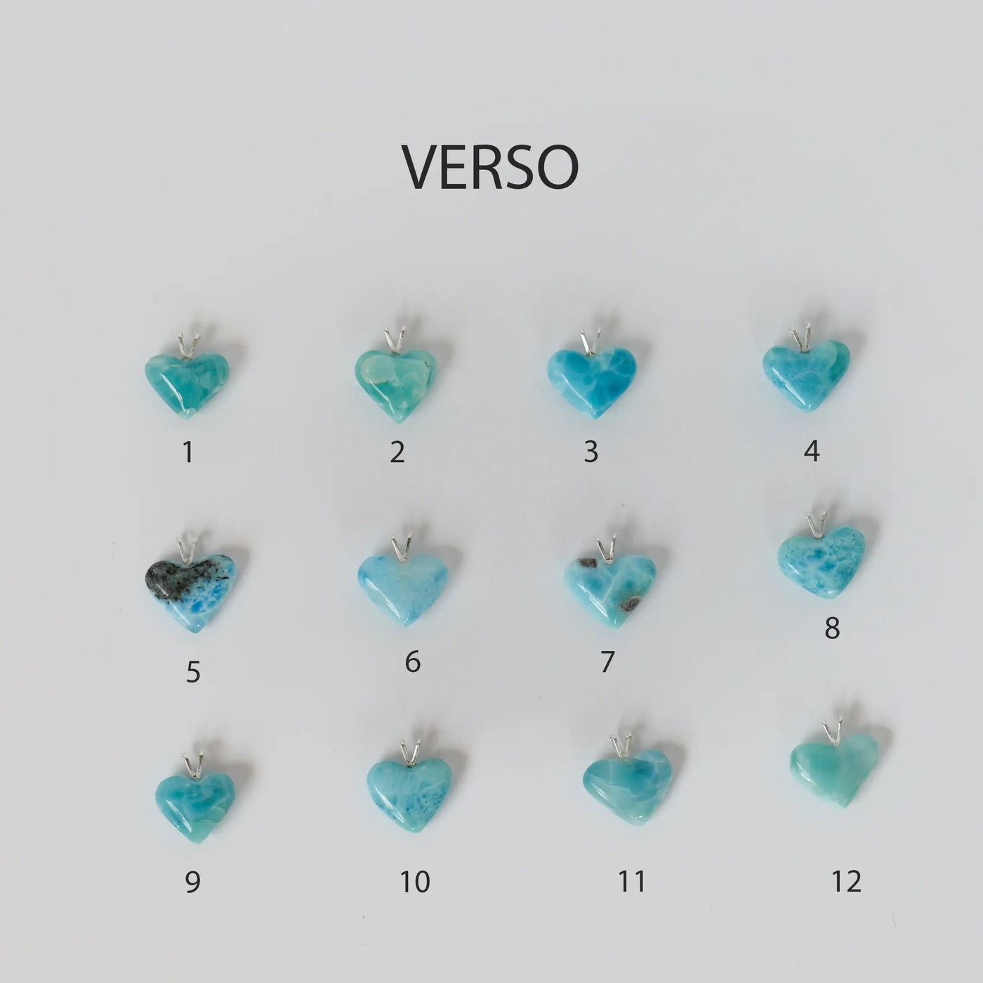 Douze cœurs fait à partir de la pierre naturelle de Larimar se trouvant exclusivement en République Dominicaine. Ces cœurs sont montés en pendentifs avec une bélière en argent 925 et seul leur face verso est visible.