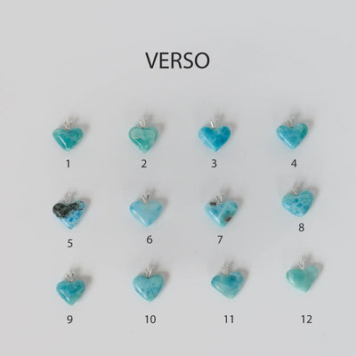 Douze cœurs fait à partir de la pierre naturelle de Larimar se trouvant exclusivement en République Dominicaine. Ces cœurs sont montés en pendentifs avec une bélière en argent 925 et seul leur face verso est visible.