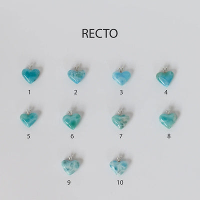 Dix cœur en Larimar sont disposés face recto sur un fond uni blanc. Chaque cœur taillé en Larimar est différent par sa couleur et ses différentes nuances de bleu.