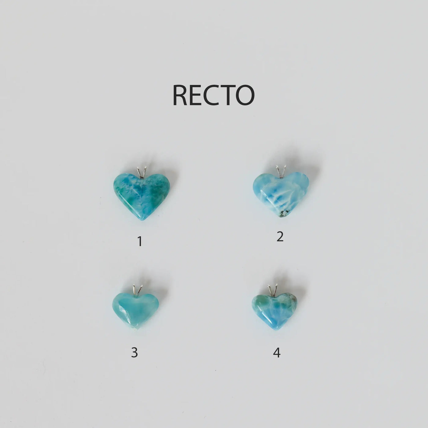 Quatre cœur en larimar bleu sont disposés face recto sur un fond blanc. Chaque cœur en larimar à différentes nuances de bleu. Bijou pour monter en collier.