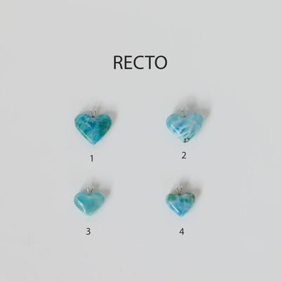 Quatre cœur en larimar bleu sont disposés face recto sur un fond blanc. Chaque cœur en larimar à différentes nuances de bleu. Bijou pour monter en collier.