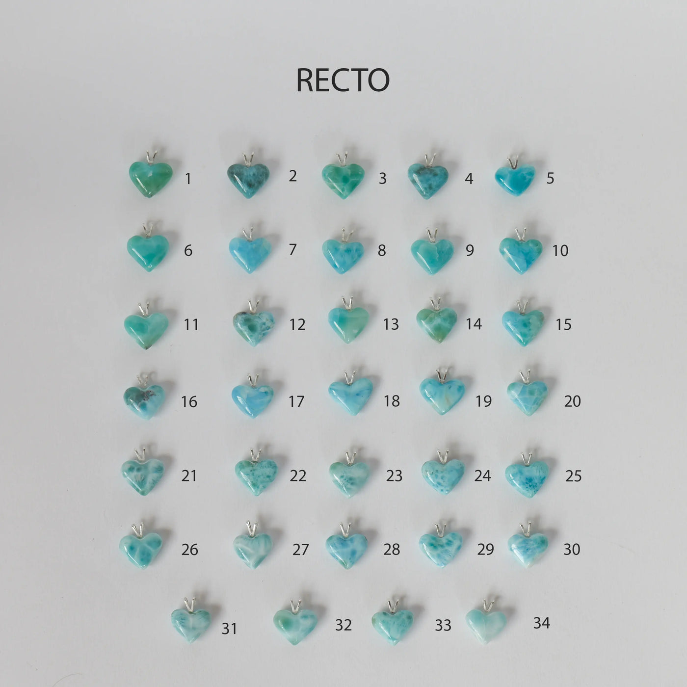trente-quatre cœur de petit format taillés dans la pierre de Larimar et posés face recto sur un fond blanc. Chaque cœur est différent et possède ses propres nuances de bleu. Cœur crées pour être monté sur un fil transparent ou une chaîne en argent 925.