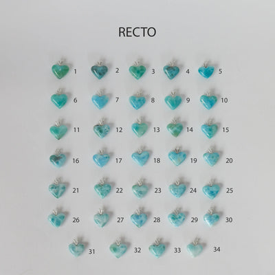 trente-quatre cœur de petit format taillés dans la pierre de Larimar et posés face recto sur un fond blanc. Chaque cœur est différent et possède ses propres nuances de bleu. Cœur crées pour être monté sur un fil transparent ou une chaîne en argent 925.