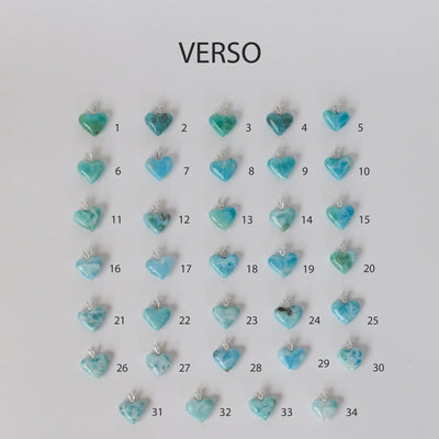 Vue de la face verso de trente-quatre cœurs en Larimar de République Dominicaine avec chacun sa bélière en argent 925. Chaque cœur est unique et peut être monté sur un fil transparent ou une chaine en argent 925.