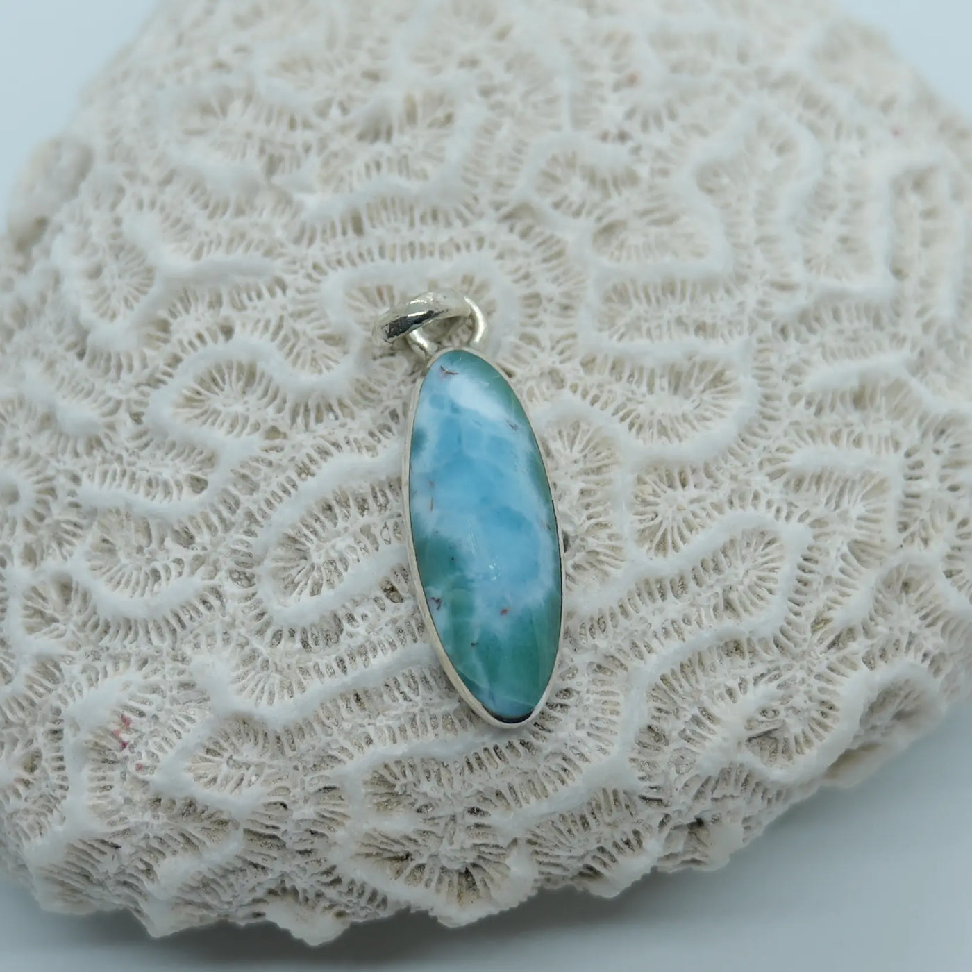 Magnifique cabochon ovale en Larimar de République Dominicaine. Pendentif en argent 925.