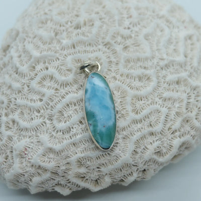 Magnifique cabochon ovale en Larimar de République Dominicaine. Pendentif en argent 925.