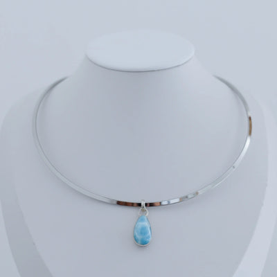 Collier rigide en acier inoxydable 316L avec un pendentif en argent 925 et son cabochon en Larimar taillé artisanalement.