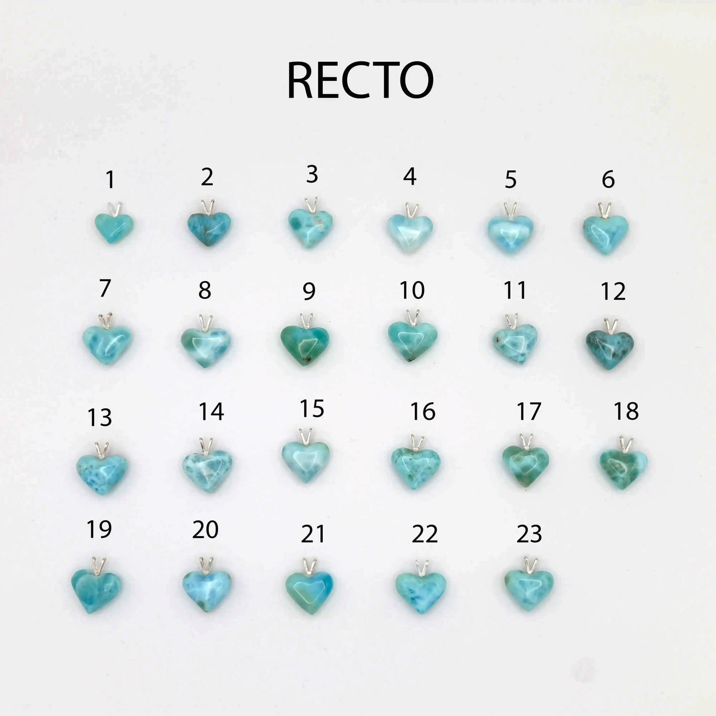 Assortiment de pendentifs en Larimar en forme de Cœur. Chaque cœur est taillé à la main en République Dominicaine, tous nos bijoux sont faits artisanalement. Bijoux uniques en Larimar bleu.