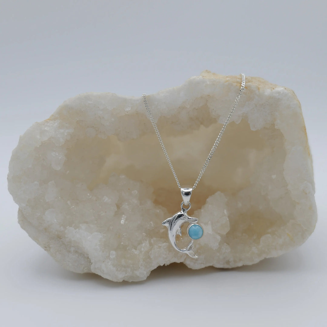 Collier et son pendentif en argent 925, représentant un dauphin, avec une pierre de Larimar de couleur bleu. Bijou de créateur.