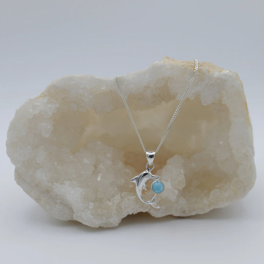 Collier et son pendentif en argent 925, représentant un dauphin, avec une pierre de Larimar de couleur bleu. Bijou de créateur.