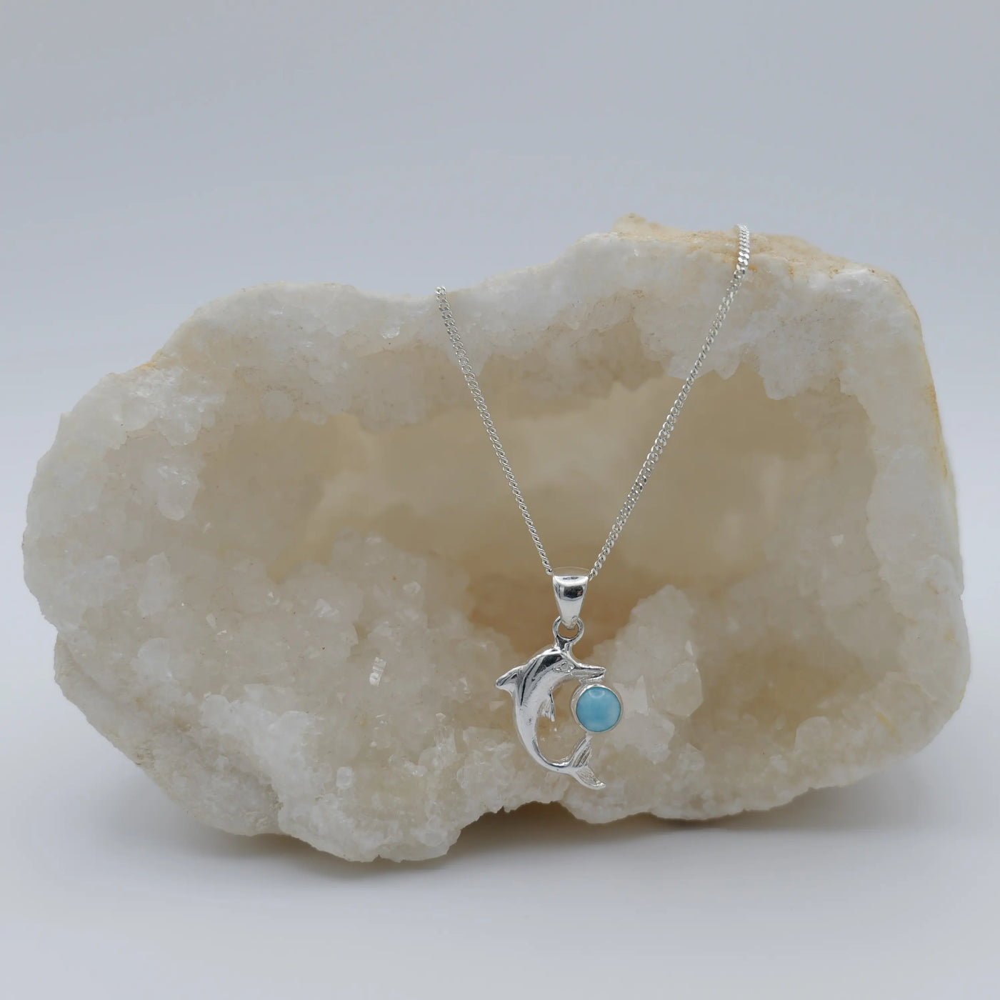 Collier et son pendentif en argent 925, représentant un dauphin, avec une pierre de Larimar de couleur bleu. Bijou de créateur.