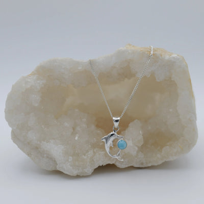 Collier et son pendentif en argent 925, représentant un dauphin, avec une pierre de Larimar de couleur bleu. Bijou de créateur.