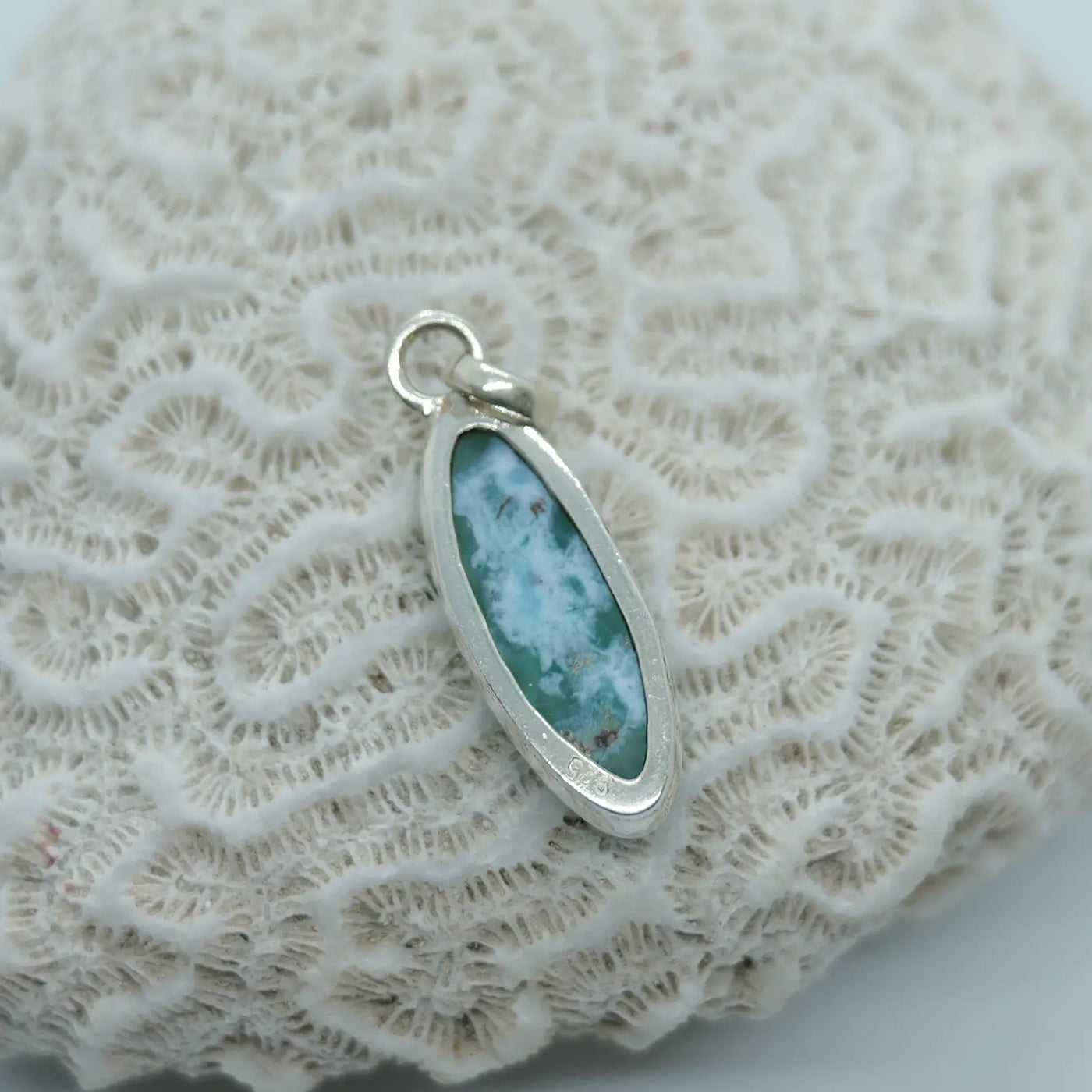 Pendentif en argent 925 avec un cabochon bleu en pierre naturelle de Larimar de République Dominicaine.