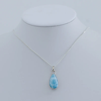 Collier en argent 925 avec un cabochon magnifique en Larimar posé sur un présentoir buste.
