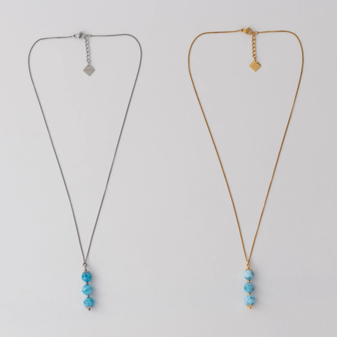Deux colliers avec trois perles de larimar assemblées le long d&