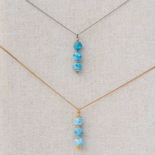 Vue proche de deux colliers en acier inoxydable 316L avec 3 perles de Larimar origine République Dominicaine en pendant. Collier du haut argenté, collier du bas doré.
