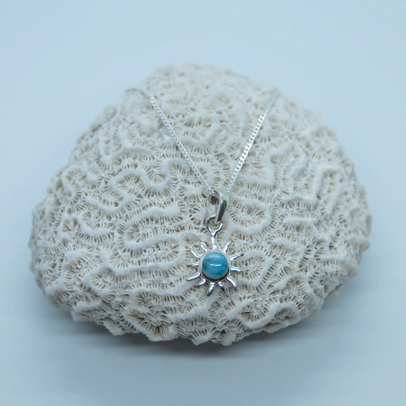 Magnifique collier en argent 925 avec en pendentif un soleil en argent avec un cabochon rond en son centre. Le cabochon et fait en Larimar de République Dominicaine.
