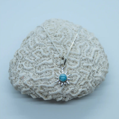 Magnifique collier en argent 925 avec en pendentif un soleil en argent avec un cabochon rond en son centre. Le cabochon et fait en Larimar de République Dominicaine.