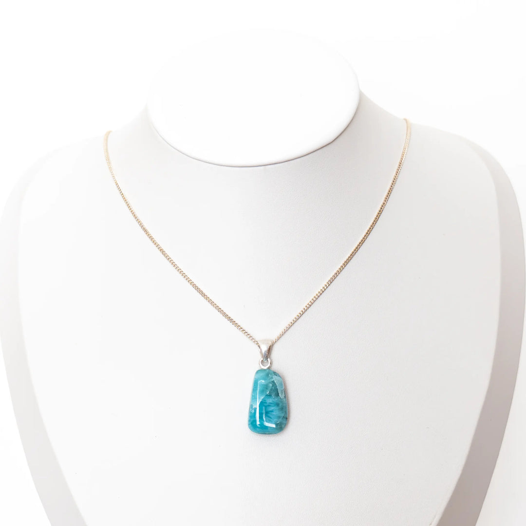 Collier avec une chaîne en argent 925 et un pendentif en pierre naturelle de Larimar de République Dominicaine. Pierre de couleur bleue unique au monde.