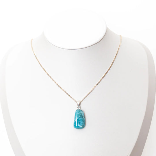Collier avec une chaîne en argent 925 et un pendentif en pierre naturelle de Larimar de République Dominicaine. Pierre de couleur bleue unique au monde.