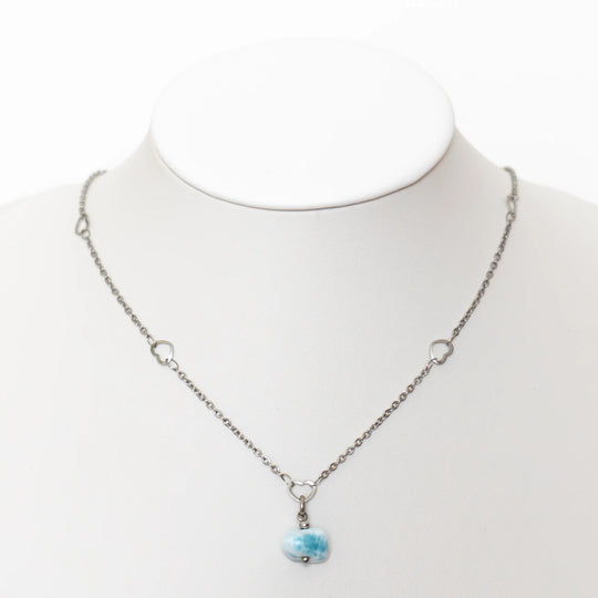 Collier raz le cou avec un pendentif en pierre de Larimar. Bijou fait en acier inoxydable de couleur argentée. Le pendentif en Larimar est de couleur bleue. Bijou fait à la main.