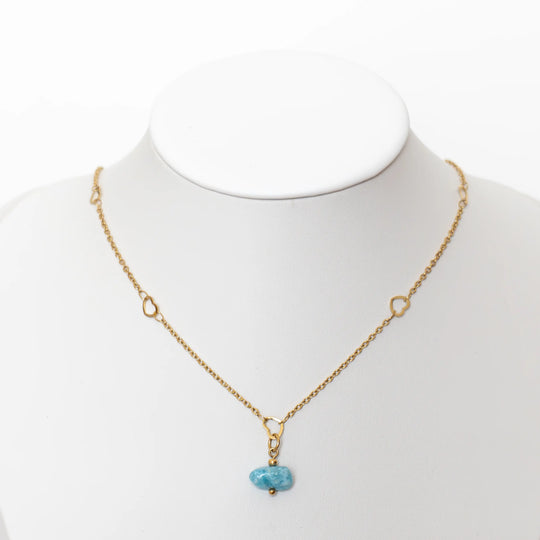 Collier raz le cou en acier inoxydable 316L de couleur doré avec son pendentif en pierre naturelle de Larimar venant de République Dominicaine. Chaîne de collier avec des cœurs. Bijou fait à la main.
