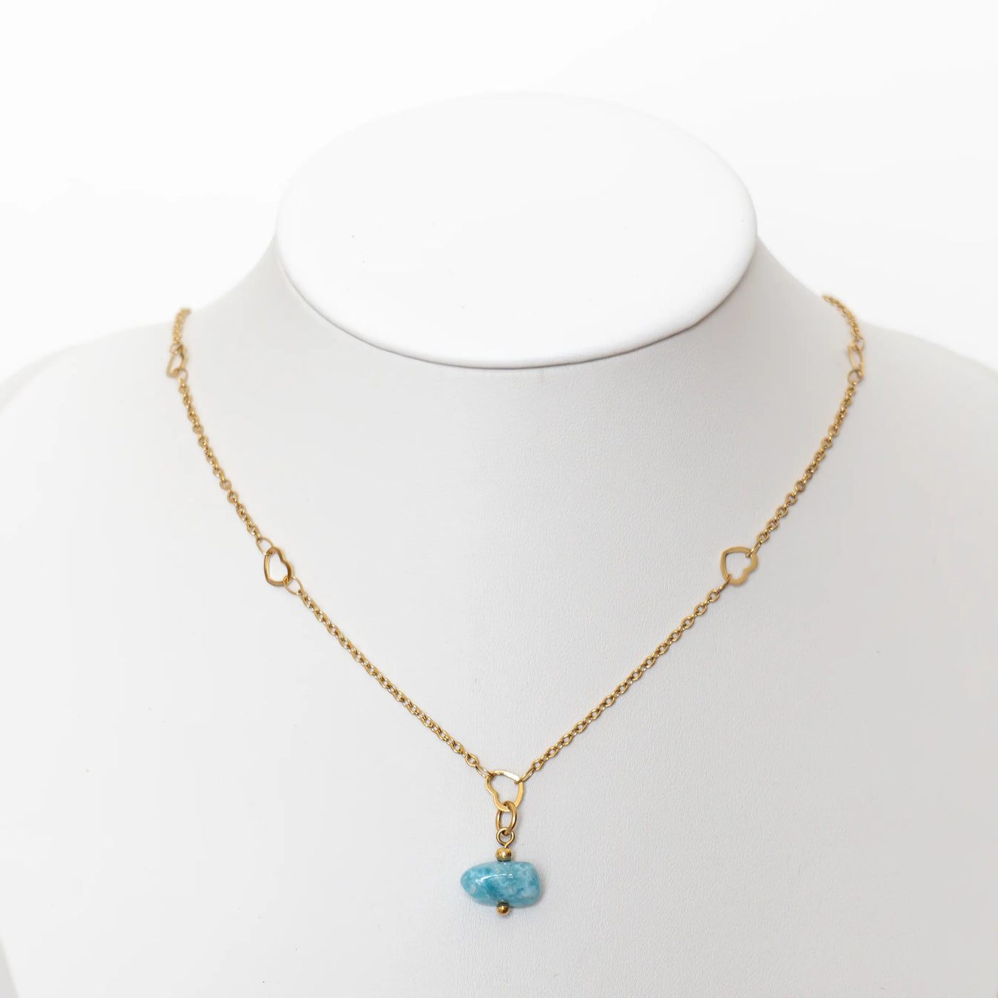 Collier raz le cou en acier inoxydable 316L de couleur doré avec son pendentif en pierre naturelle de Larimar venant de République Dominicaine. Chaîne de collier avec des cœurs. Bijou fait à la main.