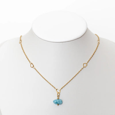 Collier raz le cou en acier inoxydable 316L de couleur doré avec son pendentif en pierre naturelle de Larimar venant de République Dominicaine. Chaîne de collier avec des cœurs. Bijou fait à la main.