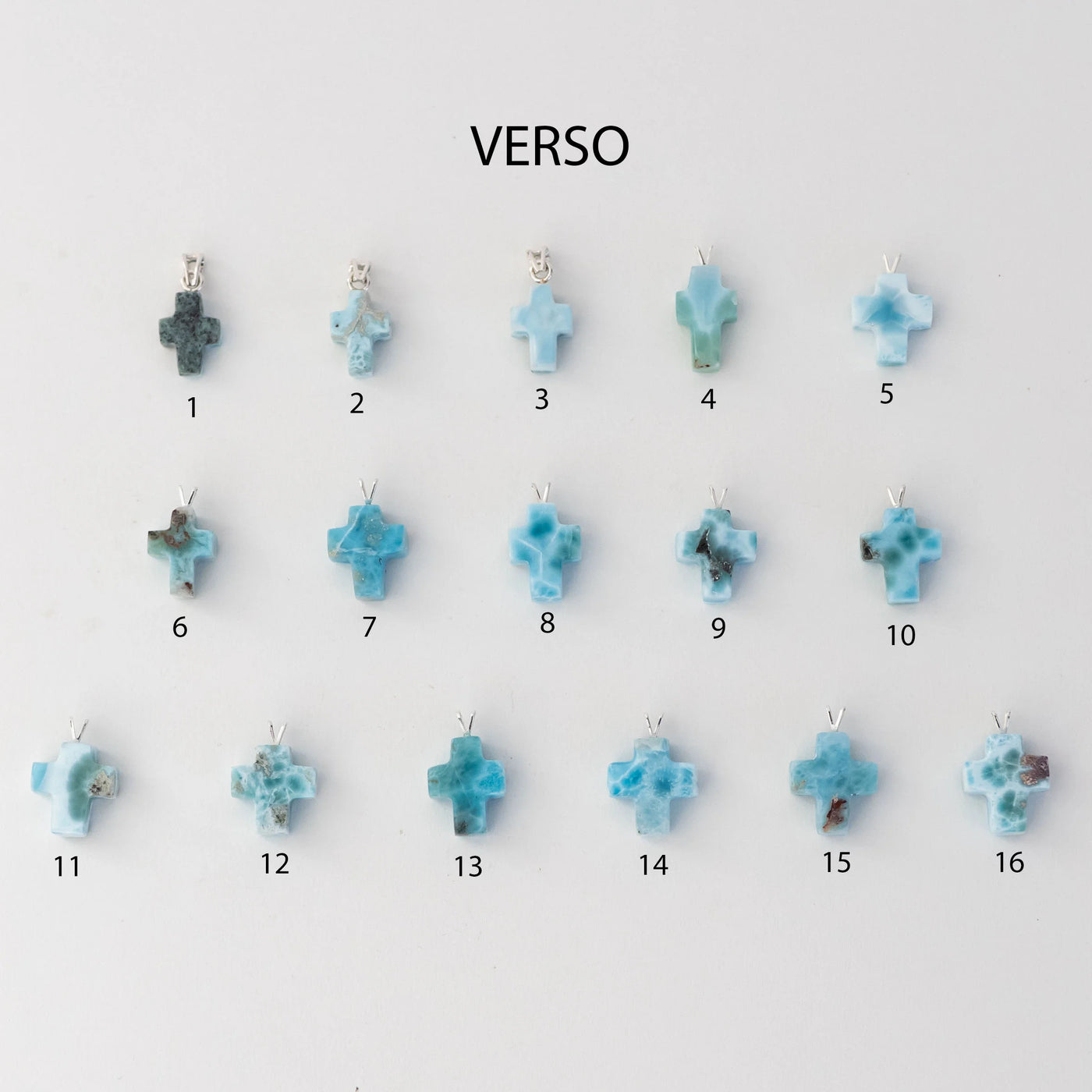 Vue de la face verso de 16 croix en larimar venant avec une chaine en argent 925. Chaque croix en Larimar est taillé à la main en République Dominicaine par notre artisan joaillier.