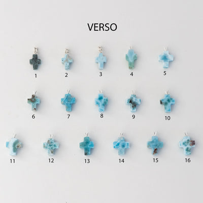 Vue de la face verso de 16 croix en larimar venant avec une chaine en argent 925. Chaque croix en Larimar est taillé à la main en République Dominicaine par notre artisan joaillier.