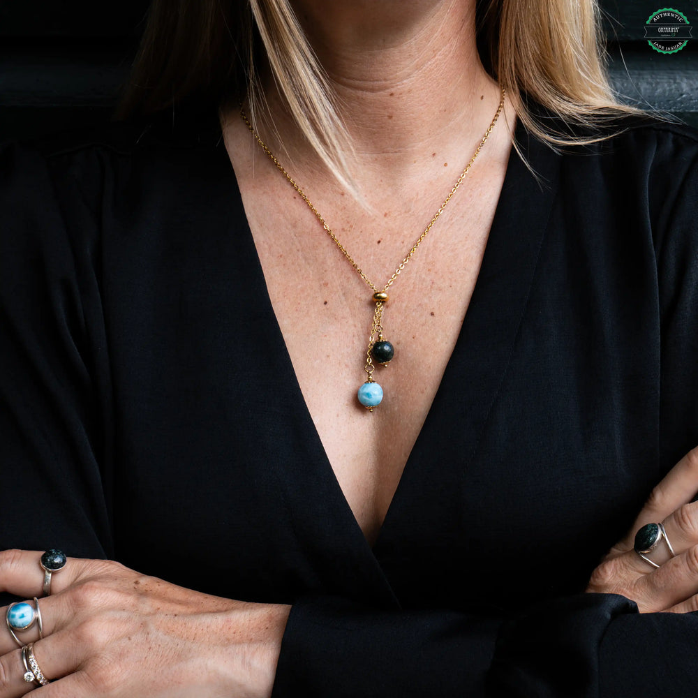 Collier avec une perle naturelle de Jade et une autre de Larimar montées sur un collier doré en acier inoxydable 316L hypoallergénique. 