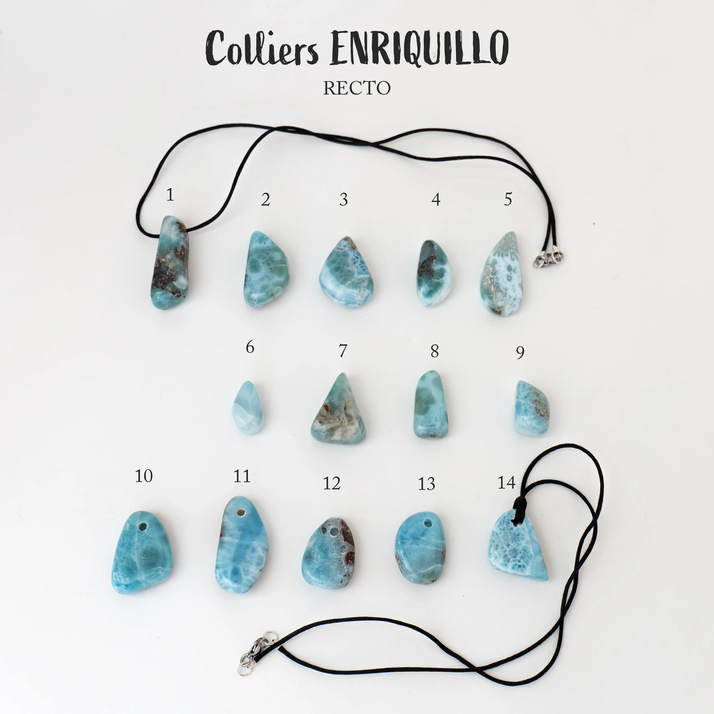 14 cabochons en Larimar de République Dominicaine sont exposés face recto sur fond blanc. Chaque cabochon est percé pour être montés en collier avec un cordon noir. Tous les cabochons sont différents en terme de couleur bleu et de présence ou non de roche dans la pierre naturelle.
