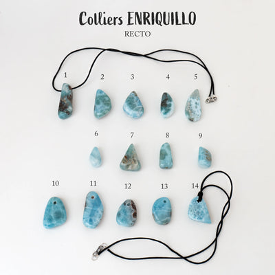 14 cabochons en Larimar de République Dominicaine sont exposés face recto sur fond blanc. Chaque cabochon est percé pour être montés en collier avec un cordon noir. Tous les cabochons sont différents en terme de couleur bleu et de présence ou non de roche dans la pierre naturelle.